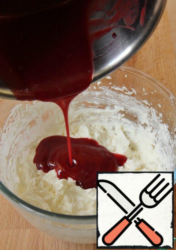 Soak the second sheet of gelatin in cold water. Heat the remaining raspberry puree a little and dissolve the gelatin in it. Then mix it with mascarpone-sour cream mass.
