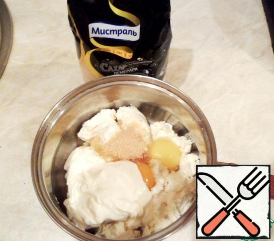 Prepare the curd filling. Mix cottage cheese, eggs, brown sugar, sour cream and vanilla in homogeneous mass of.
