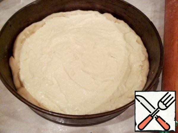 Put the curd filling on the dough, leaving 5 tablespoons for raspberry filling.