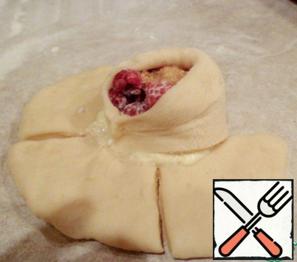 Each quarter of the dough wrap the filling and pinch. Formed buds.