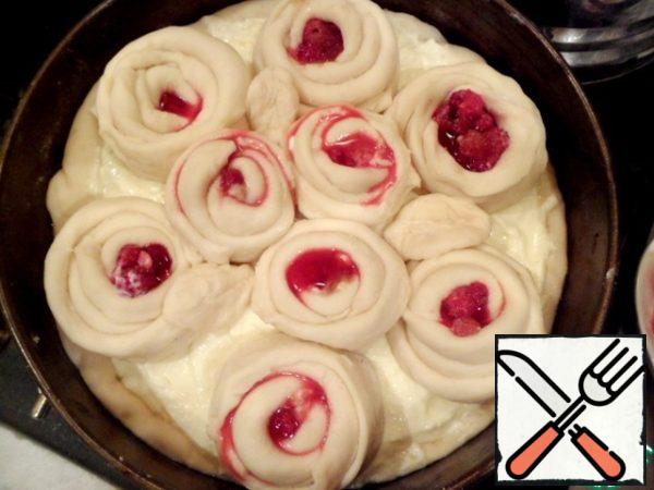 Ready roses put on top of the curd filling, lubricate the yolk, sprinkle with brown sugar and bake at 180 degrees 20-25 minutes until Golden brown.