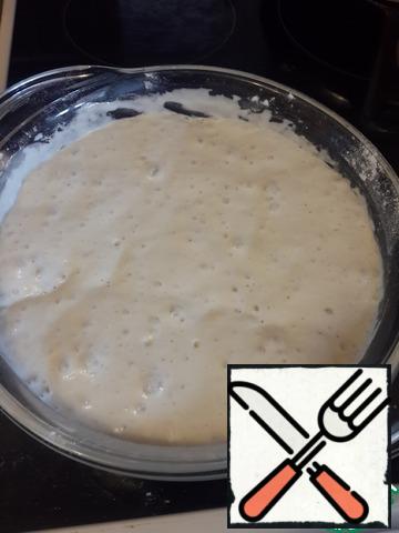 For the dough in warm milk whisk 3-4 tablespoons flour, add yeast and wait for the appearance of foam "caps".