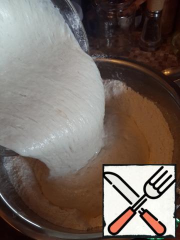 Sift flour, mix it with salt, pour into the dough sponge.
