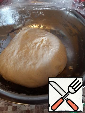 The dough cover with cling film and leave in a warm place. To give up. Then press down, adding flour if necessary. Let it rise 1 more time, again, to press down.