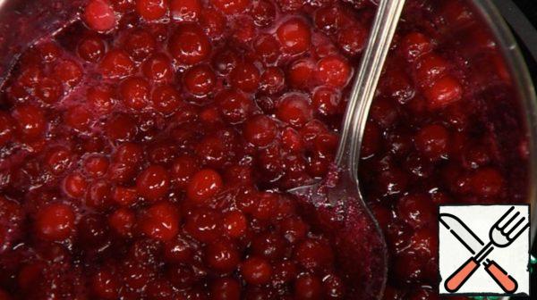 For the filling, wash the cranberries, throw on a sieve. Pour water and bring to a boil and cook for 2 minutes. Then add sugar and cook for another 5 minutes. Remove from heat, cool.
