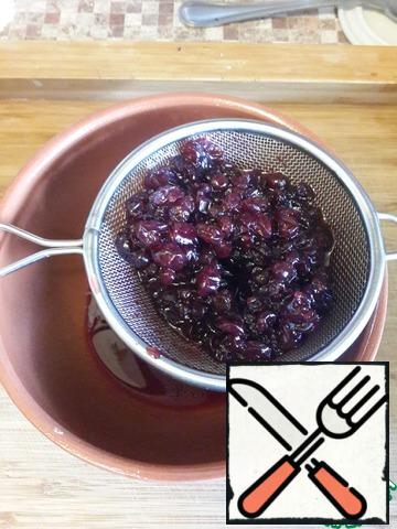 Fold the filling on a sieve and allow to drain the syrup. The syrup can be used for the preparation of Morse. In the filling only need berries
