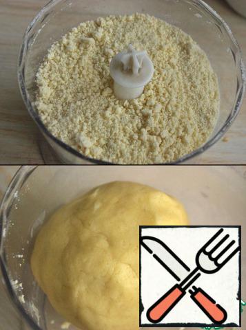 Grind to a state of crumbs, then slowly add ice water, starting with 1 tablespoon, a maximum of 3 tablespoons. l. The resulting dough is rolled into a ball, wrapped in a film and put in the refrigerator for 1 hour.
