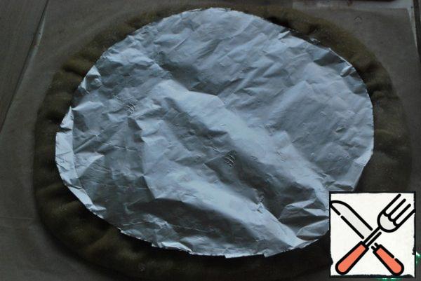 The edges of the galette moisten with water and sprinkle with sugar.
Foil, cut a circle with a diameter of CA. 25 cm (open size of the filling), put on top. Put in a preheated oven at 210 degrees for 35-40 minutes on the lower level.