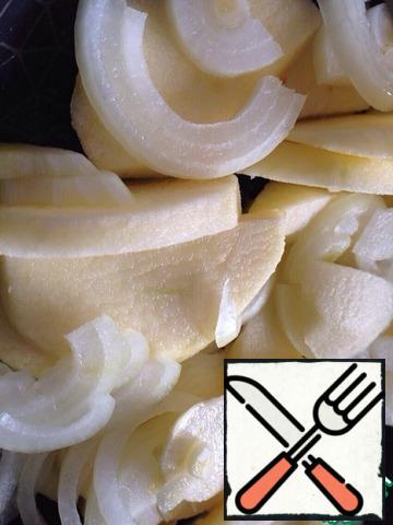 For the filling: onions cut into half rings, peeled apples in small slices. Add a pinch of sugar and fry in butter for 5-7 minutes.