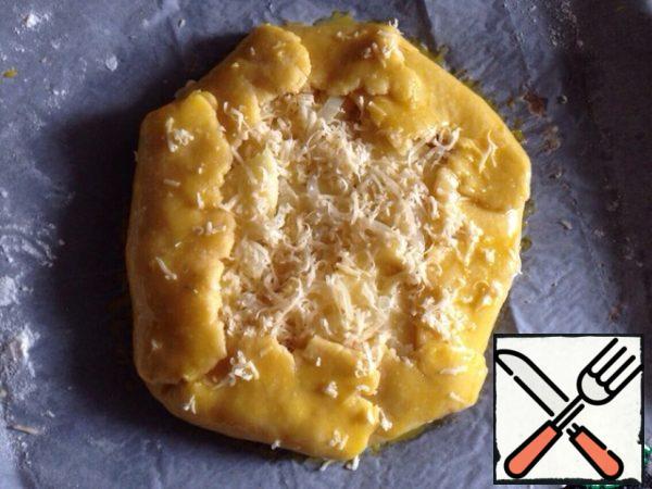 Sprinkle the filling with cheese. Wrap the edges of the dough to the center and form a biscuit. Grease the biscuits with egg yolk and bake for 25-30 minutes at t 180 degrees until Browning.