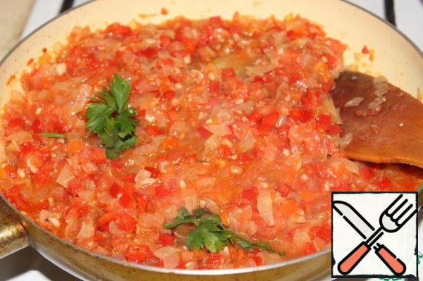 Whisk the tomatoes in a blender with chili pepper (or finely chop) and add them to the pan with garlic onion. Put the bay leaf, thyme and parsley. Boil over medium heat for 10 minutes.
Season with salt and pepper, remove the bay leaf and cool.
