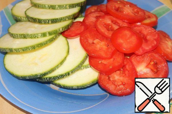 While preparing the sauce, cut the remaining vegetables into thin slices: tomatoes, eggplants and zucchini.