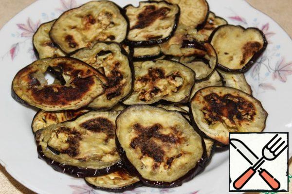 Brush the eggplants with olive oil, put them on a baking sheet and bake at a temperature of 200 * C for 20 minutes.
