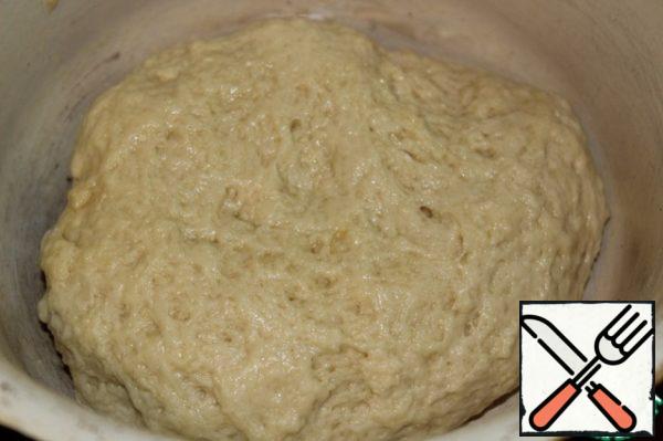 For the dough-in a bowl pour vegetable oil and beer, salt, add flour and knead the soft dough.
Once the dough has gathered into the ball, it is ready to use.
