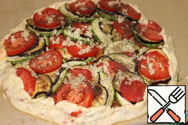 Sprinkle with the remains of chopped garlic, salt and pepper.
Lift the edges of the dough, covering the filling with them.
Sprinkle the vegetables with olive oil and place in a preheated 180 * C oven for 45 minutes.