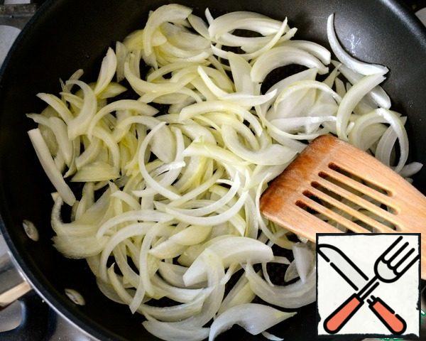 While the dough is suitable, let's do the filling. Onions clean and cut into half rings. In a large frying pan, heat the vegetable oil, put the onion and immediately add a little sugar and 3/4 teaspoon salt. Fry onions on low heat until brownish (caramel) color.