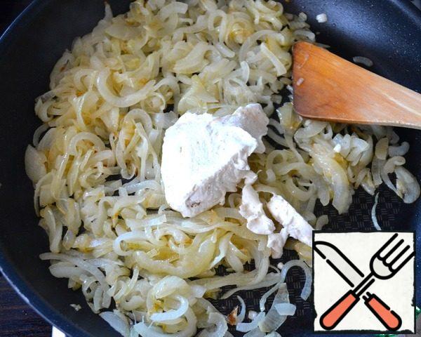 You can add a little water to the pan, cover with a lid and simmer the onion for a few minutes until it becomes soft. I have acquired the necessary "consistency" in the baking process... Mix sour cream and spices and add everything to the onion.
