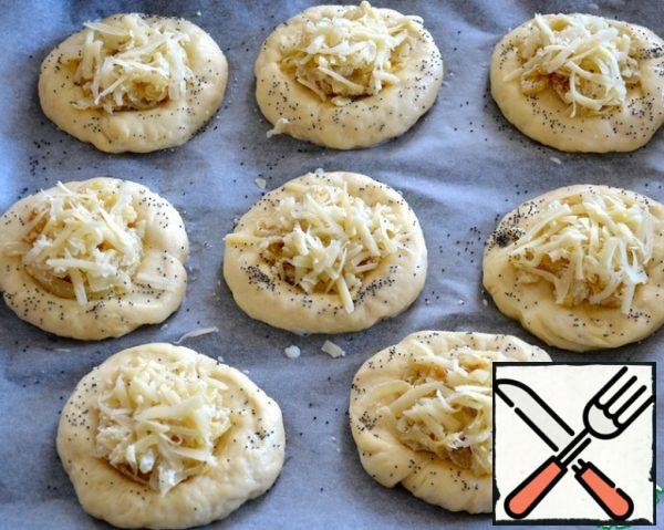 Brush the edges of the buns with egg (or milk) and sprinkle with dry poppy seeds.
