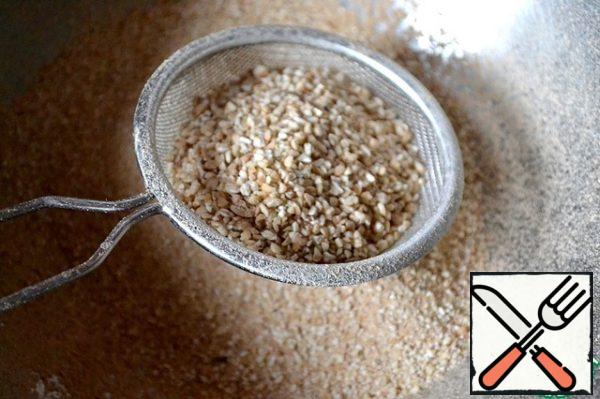 The first step is to prepare buckwheat pancakes - the basis for cookies.
If there was no buckwheat flour in the house, it is easy to help the trouble.
To grind in a coffee grinder as much as we need is a matter of a few minutes. Sift the flour through a fine sieve.