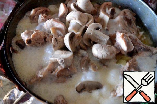Pour all the cream, simmer until tender under the lid. Add salt to taste.
