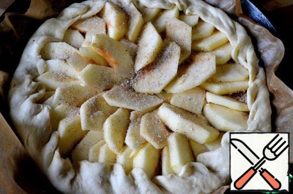 Apples clean, cut into slices. We put them on a biscuit, starting a circle outside.
Top pie and sprinkle with mixture of 1 tbsp sugar and 1/3 tsp nutmeg.
Bake our galette in a hot oven at 200 gr. about 20-25 minutes (see your oven).
