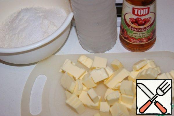 Dough:
Mix together flour, salt and sugar 20 g
Butter 125 g cut into small pieces. Add in ice water Apple vinegar and stir.