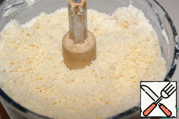 Place the oil in a blender along with the flour mixture and break through to the formation of crumbs.