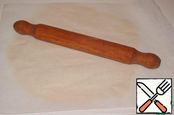 Trim the edges. Place the rolled dough in the refrigerator for 15 minutes directly on baking paper. Roll out a portion of biscuits from the scraps.
