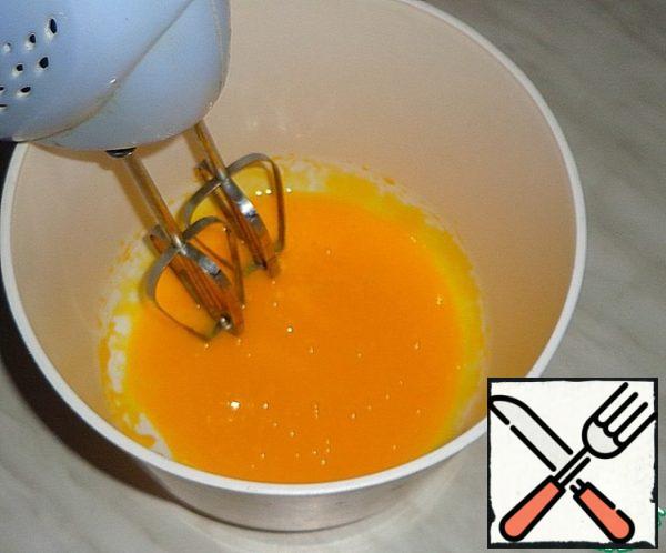 Soak the raisins in the kirsch. Kirsch is a strong alcoholic drink obtained by distilling fermented wort from black cherries together with stones.
If there is no such drink, you can take cognac.
Separate the yolks from the whites. We put the proteins in the refrigerator.