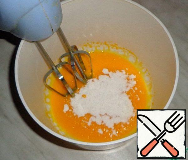 Whip the egg yolks with the icing sugar.