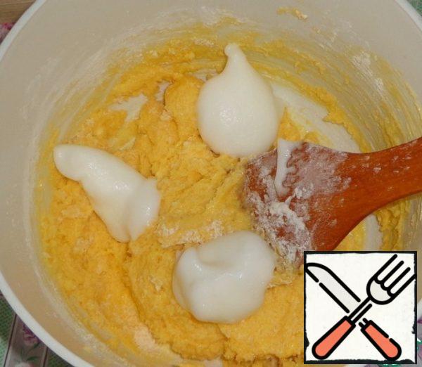 Egg  whites connect with a pinch of salt and beat in a strong foam. Add proteins to the dough.