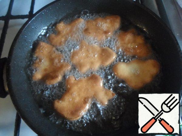 On a hot frying pan with a lot of oil, spread the cookies. Fry on one side for a few seconds, as soon as the dough is browned turn over to the other side.