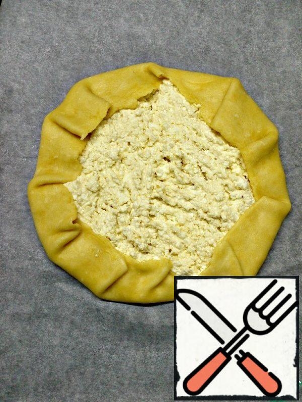 Place the filling in the middle of the layer, slightly retreating from the edges. Fold the edges of the filling.
