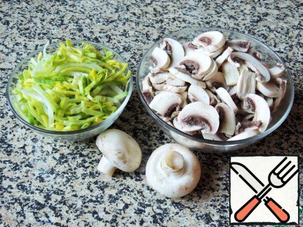 For the filling, cut the light part of the leek into half rings. Cut the mushrooms into thin slices.
