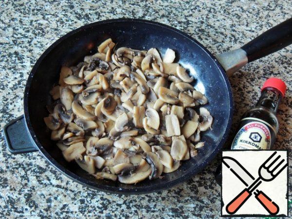 Put out the mushrooms under the lid until the juice evaporates (10-15 minutes). Add the soy sauce, which will easily replace the salt and accentuate the flavor of the mushrooms.
