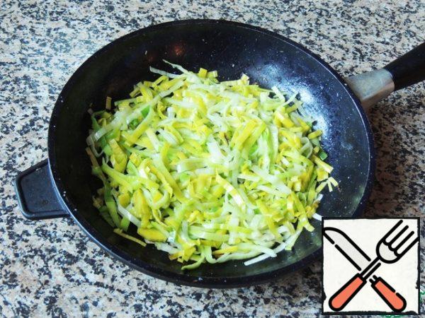 Put out onions on a small amount of vegetable oil until soft (5-7 minutes).