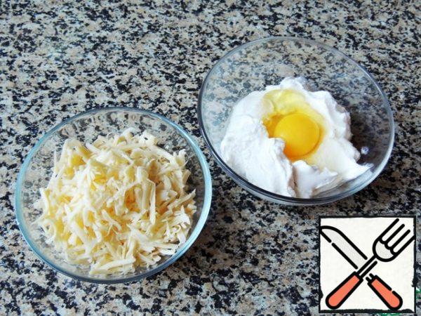 Add salt to ricotta and mix with egg. Grate the hard cheese on a coarse grater.