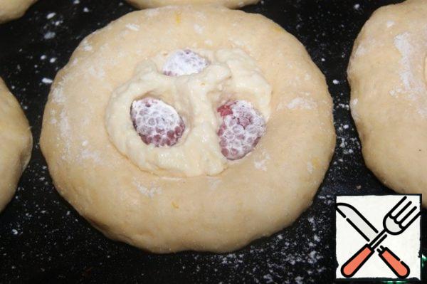 Fill the cheesecakes with stuffing. Raspberries, not all at once, but as a filling (I have frozen, do not defrost) roll in starch and lightly press into the filling.
Thanks to this method, the juice will not drain onto the baking.