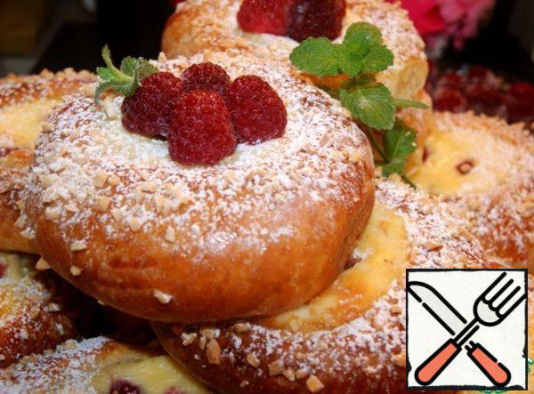 Ready cheese buns cover with a towel and let them rest.
Before serving, decorate with raspberries and sprinkle with powdered sugar!