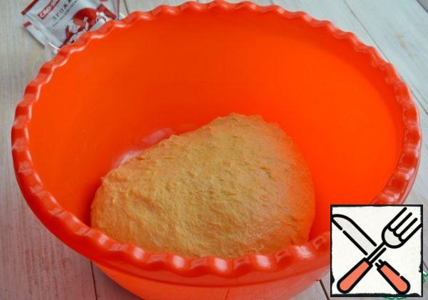 Mix yeast, pumpkin puree, sifted flour, turmeric, salt, sugar, eggs, knead the dough. Knead for 10-15 minutes.
Add two or three servings of soft butter and knead thoroughly.
The dough will be sticky, transfer it to a large container, as it should rise three times, and leave to ferment for an hour and a half.