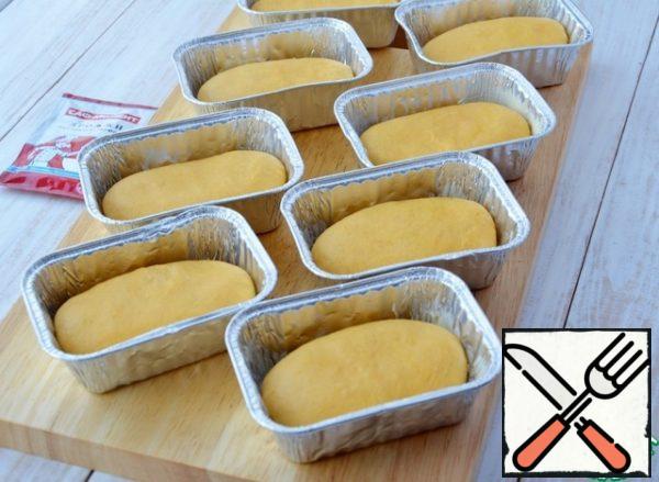 Put it in oiled molds (I have rectangular shapes made of aluminum foil with a volume of 150 ml)... we lay out the rolls with the seam down.
If you are preparing round rolls, then form a round bun.
