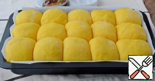 If there are no molds for small buns, you can form them in the form of a large bun with sides like this, the size of the mold is 28/18 cm, height is 4 cm.
This photo is an option for still forming such rolls.

