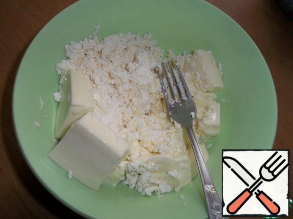 It is very convenient to knead cottage cheese with a melted cheese fork.