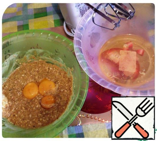 Meanwhile, divide the eggs into whites and yolks.
Stir the yolk into the dough.
Protein shake until peak.