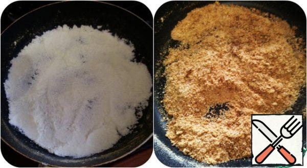 While the cakes bake make the cream "boiled condensed milk"
Repeat the procedure with frying milk powder until Golden brown. Once again, you need to fry over low heat, stirring constantly for 2-3 minutes.
Add sugar and vanilla.