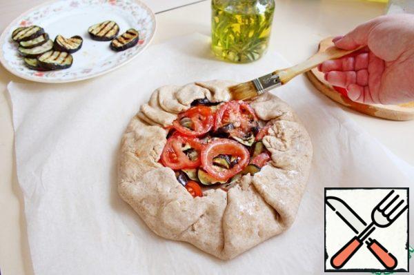 Close the galette edges of the dough, leave open the middle, wrap the dough should be free, folds. Lubricate the surface of the dough with rosemary oil.
Bake at 180 degrees for 20-30 minutes