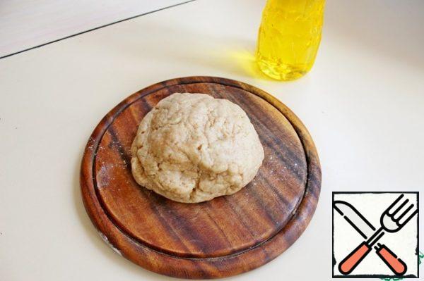 Put the dough on the work surface if necessary add the flour - add. The dough should not stick to your hands. Wrap in plastic wrap and refrigerate for 20 minutes.