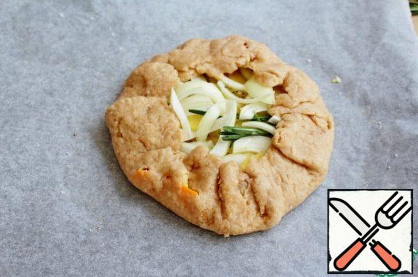 Turn up the edges of the biscuits and send them to a preheated 180 degree oven until ready - until lightly browned for 20 minutes.