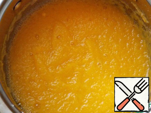 Let's do the test dough. For this peeled pumpkin cut into small pieces, add the vegetable oil, water, salt and turn into a puree. If you get lumps, you can either strain through a sieve, or leave and knead with them. They are then not felt. 
