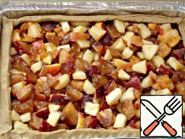 Fill the galette with the filling. For her, cut the fruit into medium cubes, mix with sugar and gelatin.
